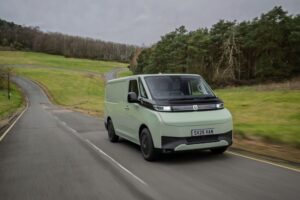 farizon-sv-review-driving-image