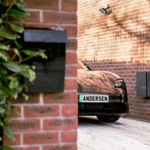 ovo andersen charger tie-up illustration